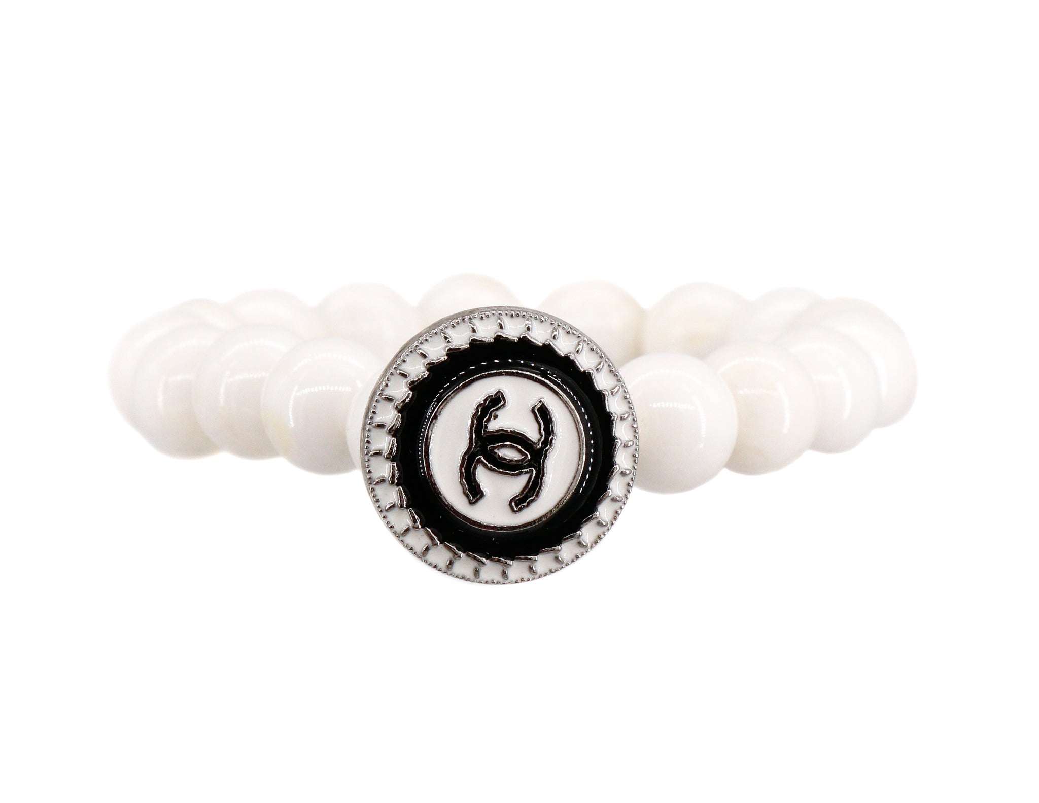 Conch bracelet with a black and white designer button